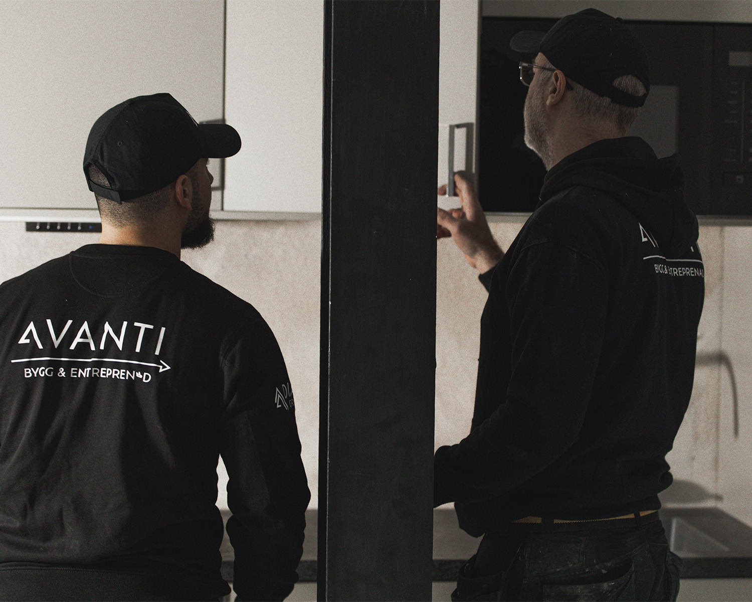 Avanti-personal-diskuterar